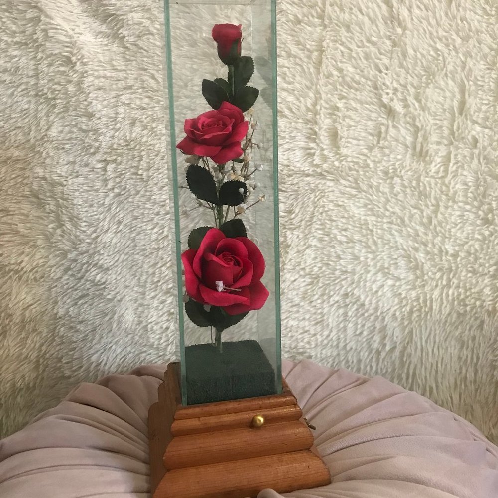 Music box with fake flowers